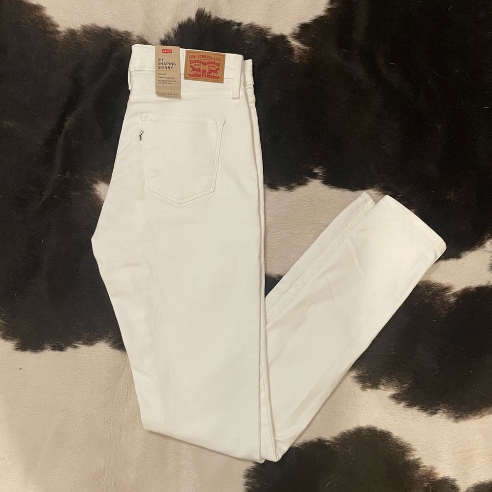 *SOLD* NWT White High Rise Levi’s Skinny Jeans